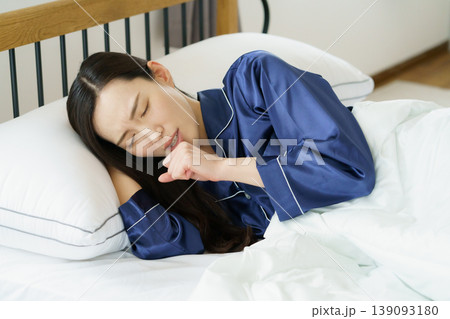 ベッドで咳き込む若い日本人女性 139093180