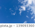 青空と白い雲の背景素材 139093360
