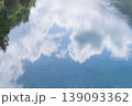 穏やかな水面に映る柔らかな雲の反射 139093362