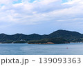 島と青空を望む静かな海景、コピースペース付き 139093363