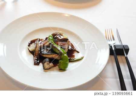 レストランで味わう本格的なスズキのステーキ 贅沢なディナータイム 139093661