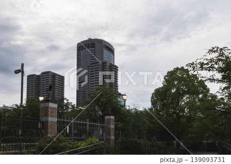 曇り空の下に佇む都会のマンションと公園の緑 曇り空の下に佇む都会のマンションと公園の緑 139093731