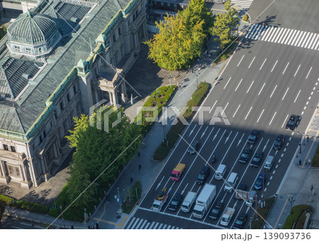 俯瞰で見る歴史的建造物と都会の交差点の風 俯瞰で見る歴史的建造物と都会の交差点の風 139093736