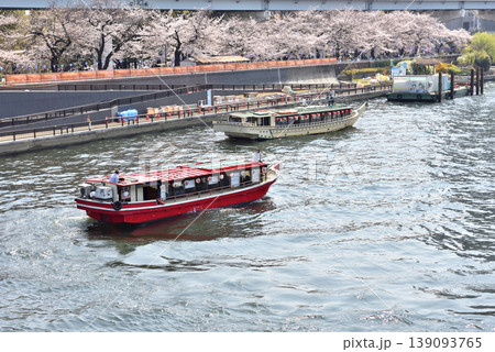 隅田川を進む花見クルーズの船舶 隅田川を進む花見クルーズの船舶 139093765