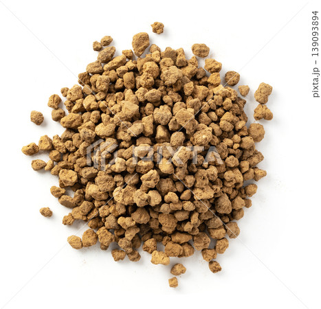 白背景に置かれた赤玉土（園芸用土）の俯瞰 139093894