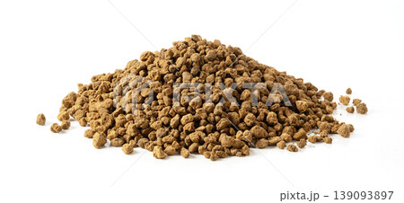 白背景に置かれた山盛りの赤玉土（園芸用土） 139093897