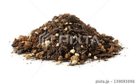 白背景に置かれた山盛りの培養土（園芸用土） 139093898