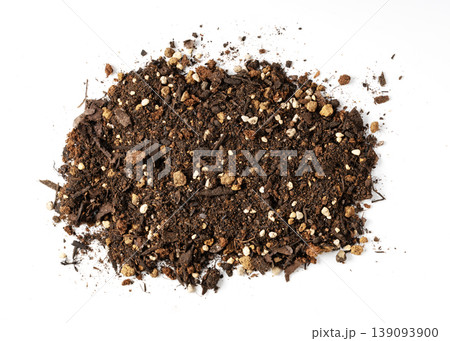 白背景に置かれた培養土（園芸用土）の俯瞰 139093900