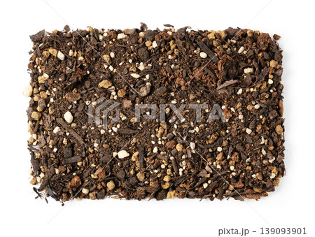 白背景に置かれた培養土（園芸用土）の俯瞰 139093901