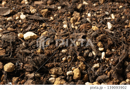 培養土（園芸用土）のクローズアップ背景素材 139093902