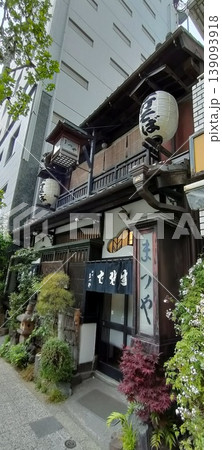 須田町の老舗蕎麦屋の店構え 139093918