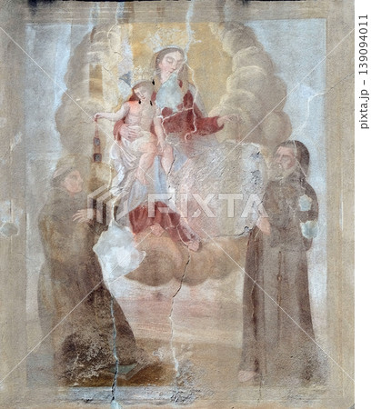 Virgin Mary with baby Jesus and Saints, house facade in Lucca, Tuscany, Italy Virgin Mary with baby Jesus and Saints, house facade in Lucca, Tuscany, Italy 139094011