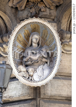 Image of Virgin Mary with baby Jesus on the facade of a palace in Rome, Italy Image of Virgin Mary with baby Jesus on the facade of a palace in Rome, Italy 139094017