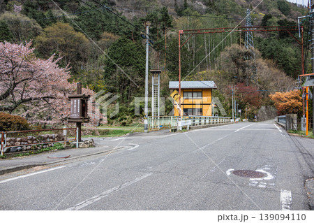 徳本峠入口に咲き誇る桜と春の信州の風景 139094110