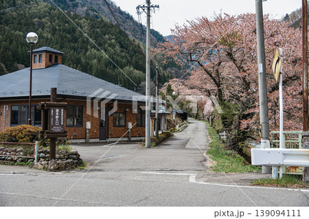 徳本峠入口に咲き誇る桜と春の信州の風景 139094111