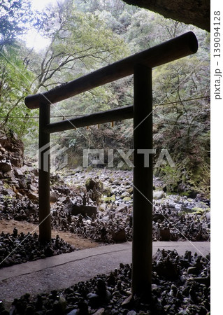 天岩戸神社・大洞窟・鳥居(宮崎県・高千穂町) 天岩戸神社・大洞窟・鳥居(宮崎県・高千穂町) 139094128