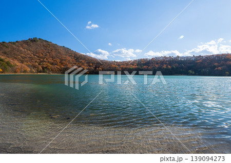 潟沼の風景 カルデラ湖のコバルトブルーの水面 潟沼の風景 カルデラ湖のコバルトブルーの水面 139094273