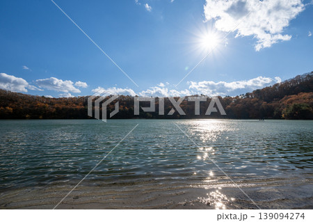 潟沼の風景 カルデラ湖のコバルトブルーの水面 潟沼の風景 カルデラ湖のコバルトブルーの水面 139094274