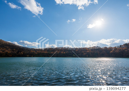 潟沼の風景 カルデラ湖のコバルトブルーの水面 潟沼の風景 カルデラ湖のコバルトブルーの水面 139094277