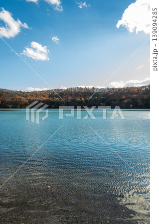 潟沼の風景 カルデラ湖のコバルトブルーの水面 潟沼の風景 カルデラ湖のコバルトブルーの水面 139094285