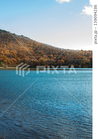 潟沼の風景　カルデラ湖のコバルトブルーの水面 139094286
