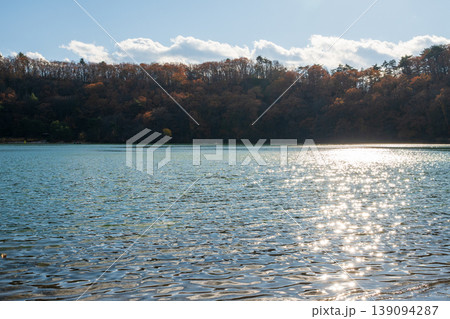 潟沼の風景　カルデラ湖のコバルトブルーの水面 139094287
