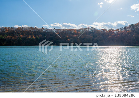 潟沼の風景 カルデラ湖のコバルトブルーの水面 潟沼の風景 カルデラ湖のコバルトブルーの水面 139094290