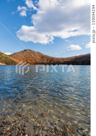 潟沼の風景 カルデラ湖のコバルトブルーの水面 潟沼の風景 カルデラ湖のコバルトブルーの水面 139094294