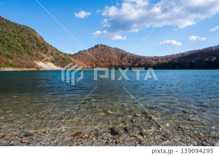 潟沼の風景 カルデラ湖のコバルトブルーの水面 潟沼の風景 カルデラ湖のコバルトブルーの水面 139094295