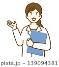 説明する白衣の女性のイラスト 139094381