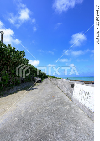 青空と海沿いの道が続く白保海岸の爽やかな風景 139094417