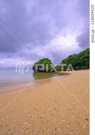梅雨空と奇岩が印象的な石垣島の南国ビーチ風景 梅雨空と奇岩が印象的な石垣島の南国ビーチ風景 139094420