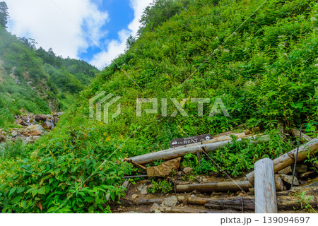 北アルプス 常念岳 登山道 胸突き八丁 休憩ポイントの看板 難所の入口 139094697