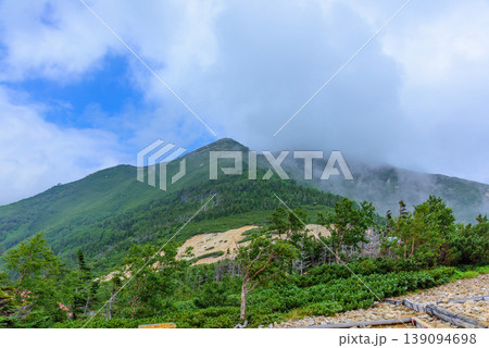 北アルプス 常念乗越から望む横通岳への稜線 縦走路と山岳風景 139094698