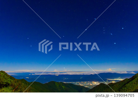 北アルプスからの夜景 安曇野・松本平の街明かりと夜空に昇るオリオン 北アルプスからの夜景 安曇野・松本平の街明かりと夜空に昇るオリオン 139094705