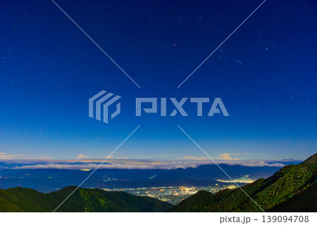 北アルプスからの夜景 安曇野・松本平の街明かりと夜空に昇るオリオン 北アルプスからの夜景 安曇野・松本平の街明かりと夜空に昇るオリオン 139094708