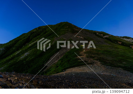 北アルプス 夜明けの常念岳 登山道を照らす登山者のヘッドライトの光と黎明の山肌 139094712
