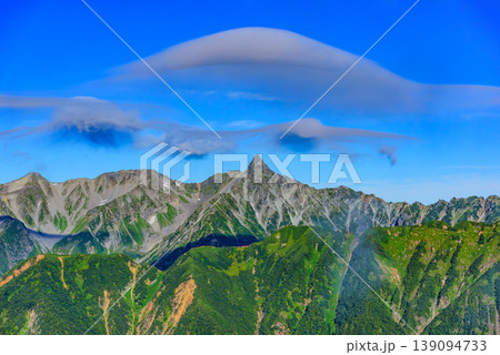 北アルプス 槍ヶ岳の山頂に掛かる見事な笠雲 黎明の空に浮かぶ奇跡の山岳風景 139094733