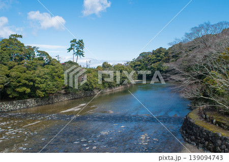 宇治橋から眺める五十鈴川 宇治橋から眺める五十鈴川 139094743