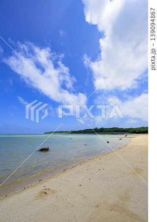 青空と緑の先に広がる石垣島の爽やかな夏の海景色 139094867