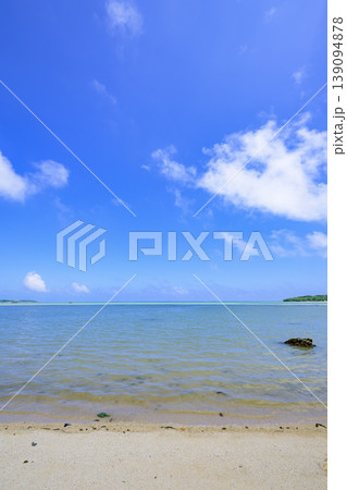 透明な海と青空に包まれた石垣島の夏の海辺風景 透明な海と青空に包まれた石垣島の夏の海辺風景 139094878