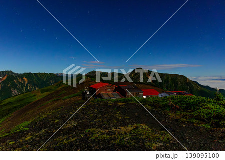 北アルプス 蝶ヶ岳ヒュッテの夜景 常念岳・大天井岳の夜空に輝く北斗七星 北アルプス 蝶ヶ岳ヒュッテの夜景 常念岳・大天井岳の夜空に輝く北斗七星 139095100