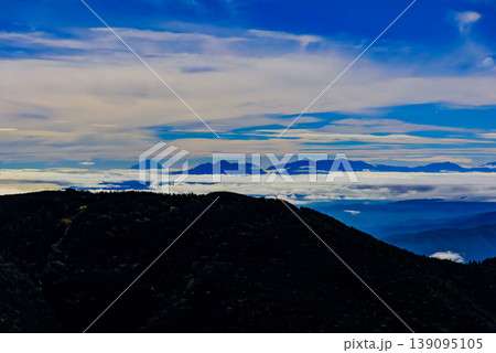 北アルプスより望む夜景 雲海に浮かぶ富士山と南アルプス 山小屋の灯り 北アルプスより望む夜景 雲海に浮かぶ富士山と南アルプス 山小屋の灯り 139095105