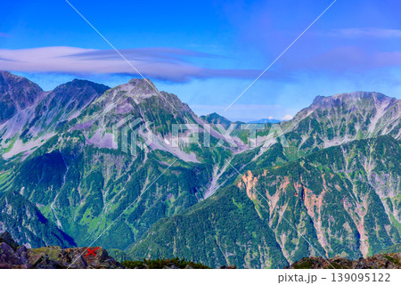 北アルプス 南岳と北穂高岳の間から遠望する白山 笠雲と雲間の絶景 139095122