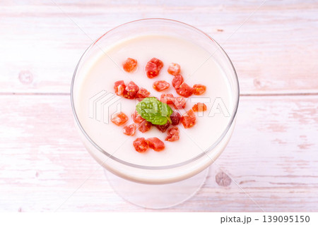 ドライいちごのミルクゼリー 139095150