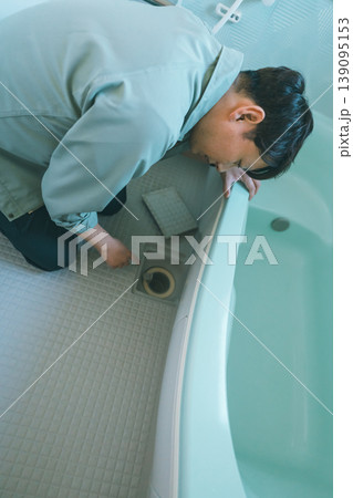 お風呂場の排水溝の点検をする水道屋 139095153