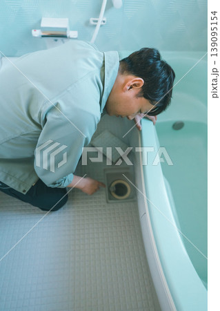 浴室の排水溝の点検をする水道屋 139095154