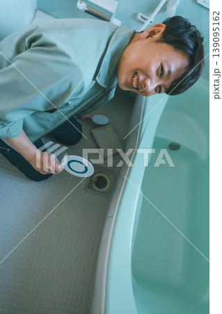 浴室の排水溝の点検をする水道屋 浴室の排水溝の点検をする水道屋 139095162
