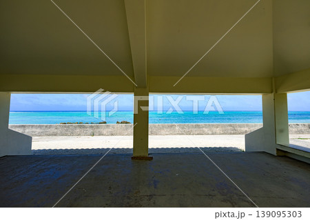 白保海岸の海を切り取る休憩所からの爽やかな風景 139095303