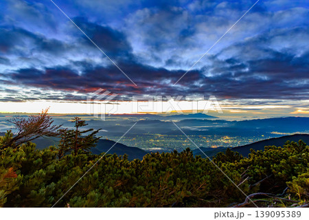 北アルプス 蝶ヶ岳より望む黎明の絶景 松本市街の夜景と浅間山・日光連山を遠望 北アルプス 蝶ヶ岳より望む黎明の絶景 松本市街の夜景と浅間山・日光連山を遠望 139095389